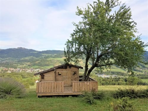 Cabane enfants avec vue sur la montagne, Boëge, France. 