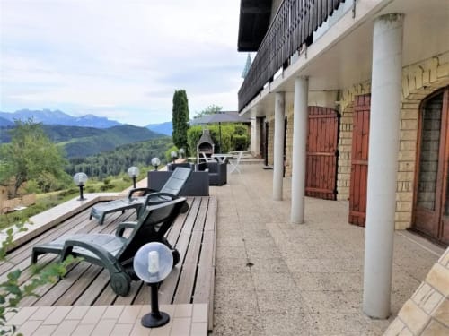 Terrasse avec vue sur la montagne, Boëge.