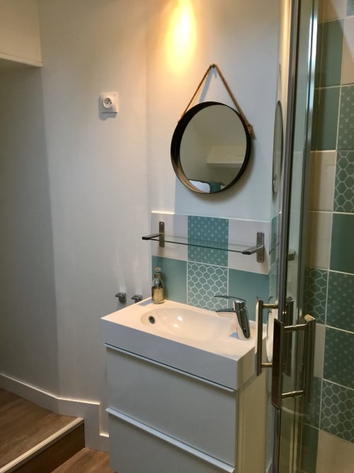 bathroom with shower - rent a guest room at chateau Thierry