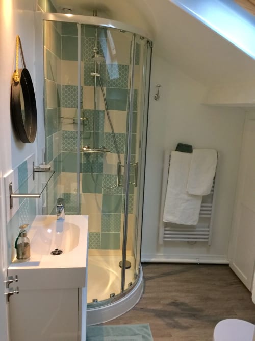 shower - joussaume Latour guest house with outdoor swimming pool
