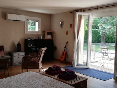 chambre d’hôtes avec terrasse et piscine privée en Provence - La Goutadou