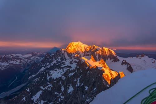 Chaîne de montagne au coucher du soleil, haute Savoie. 