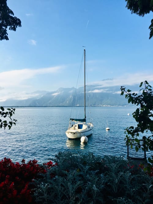 Bâteau voilier avec en fond la montagne, lac, haute Savoie. 