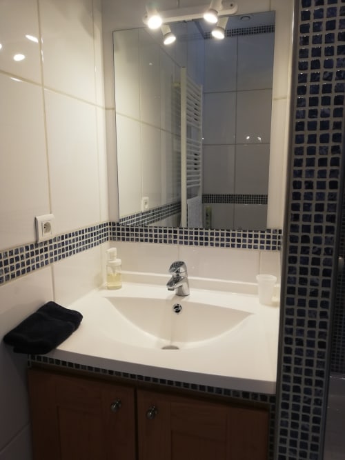 salle de bain dans la suite 2 chambres  avec piscine privée proche des Alpilles  de Saint Remy en Provence  d'Avignon D'Arles - La Goutadou à Cabannes