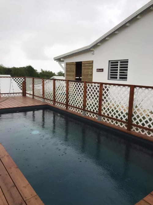 Moment à deux sur la terrasse ou dans la piscine 