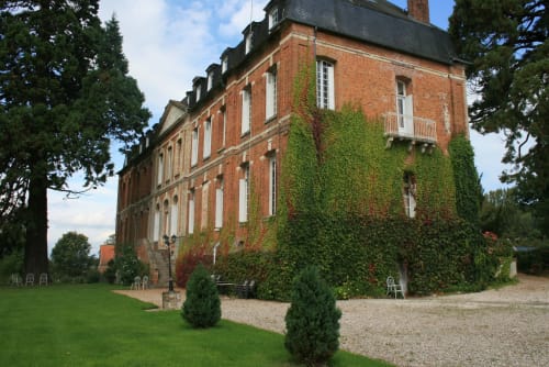 La Chatellenie, manor en briques recouvert de lierre avec jardins à l'anglaise à Saint-Aubin-le-Cauf, France
