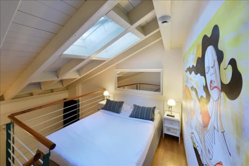 Chambre située près du Lac Léman à réserver dans un hôtel