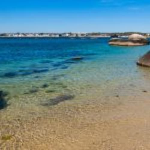 Eaux turquoise cristallines et plage de sable à Concarneau, Bretagne, près du Petit Manoir de Kériolet
