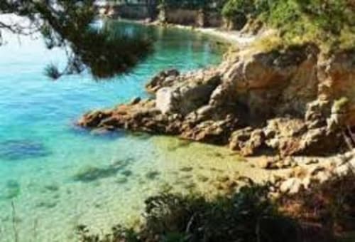 Petite anse rocheuse aux eaux turquoise près du Petit Manoir de Kériolet à Concarneau, France
