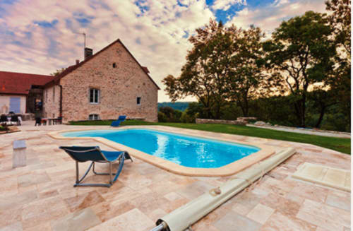 Stay in a guest room with swimming pool in the Jura