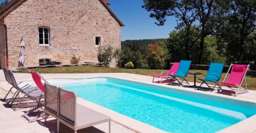 Guest house with swimming pool in the Jura | La Tour Charlemagne
