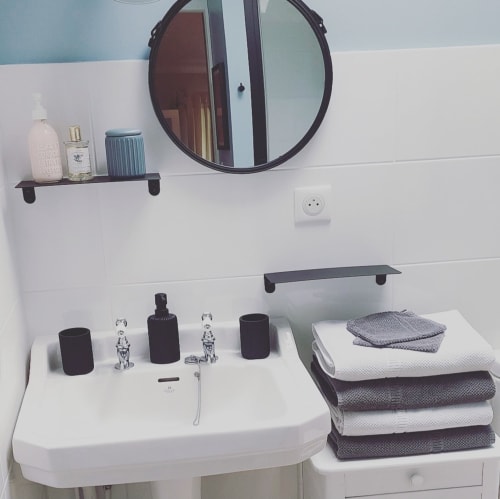 At the gates of Saintes in Charente-Maritime, La Loge du Grand Cèdre offers a charming guest room with a bright walk-in shower. On site, bath sheets, towels, bathrobes and cosmetics.

