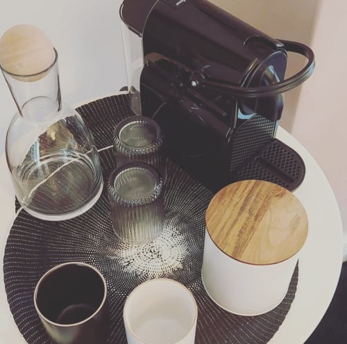 Tea or coffee ? Courtesy table with Nespresso machine and kettle, SoCosy guest room - La Loge du Grand Cèdre in Charente-Maritime