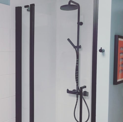 At the gates of Saintes in Charente-Maritime, La Loge du Grand Cèdre offers a charming guest room with a bright walk-in shower. On site, bath sheets, towels, bathrobes and cosmetics.