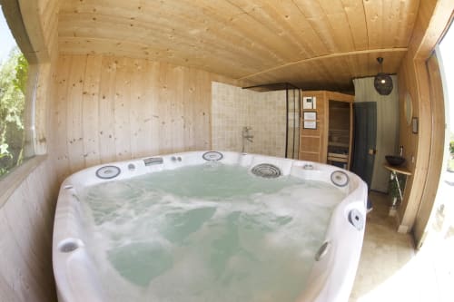 Bain à remous dans la salle thermale en bois d'Espace Ker Gana, un gîte en Plourin, France