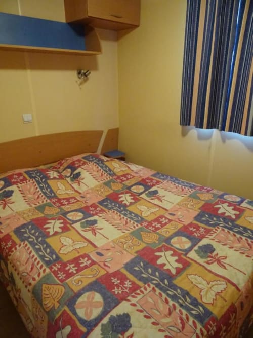 chambre double - séjour en mobile-home