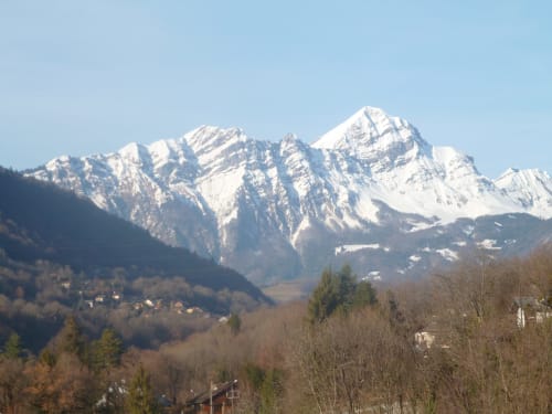Vue imprenable sur les montagnes depuis le gîte à Conflans