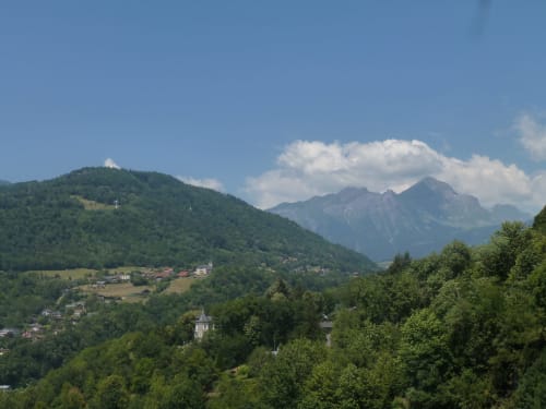 Vue incroyable sur les Alpes depuis le gîte à Conflans
