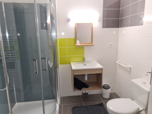 Vacances dans le Jura en chambre avec salle de bain privée |  Hôtel - restaurant Le Chapon Bressan