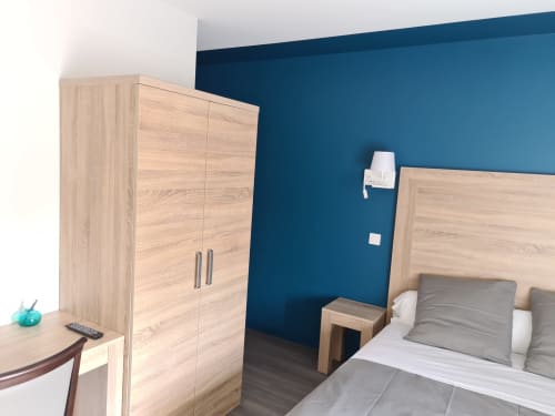 Chambre double avec penderie dans le Jura |  Hôtel - restaurant Le Chapon Bressan