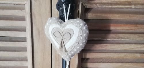 Cœur et armoire  chambre D’hôtes voyage vacances en Provence à La Goutadou