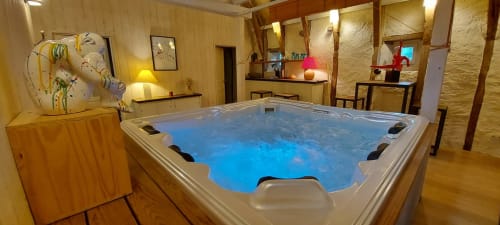 Luxueux bain à remous aux eaux bleues dans la Chambre Nuage du Mas De Rigoulac, gîte de charme en Aubrac