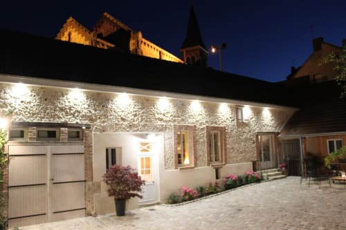 courtyard- guest house - olivanies rooms - monthelon - night view - cobblestone street -
