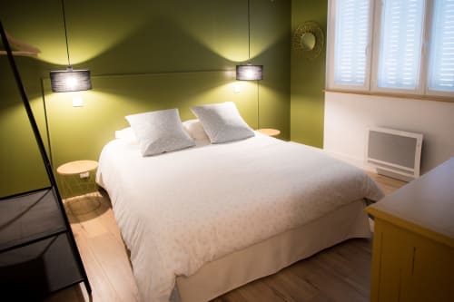 Double room - queen size bed - new bedding - two pillows 