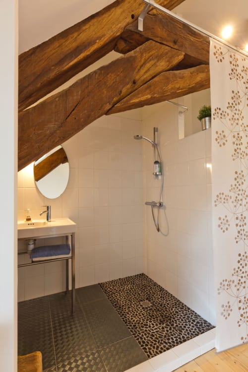Stay in a guest house with private bathroom | Château Chalon
