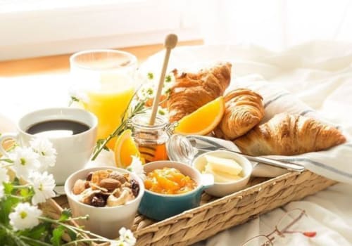 Petit-déjeuner continental au Relais Motel de Maisonnay avec croissants, café, jus, miel et fleurs fraiches