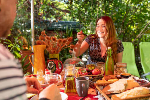 Petit-déjeuner servi dans le jardin, avec fruits frais, viennoiseries et ambiance nature