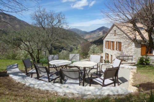 Maison en pierre avec espace repas extérieur surplombant les montagnes du gîte Entre Terre Et Ciel à Rémuzat, France
