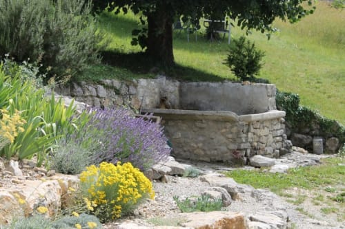 Puits en pierre fleuri de lavande au gîte Entre Terre Et Ciel à Rémuzat