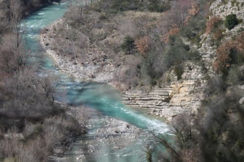 Rivière turquoise serpentant dans une gorge calcaire boisée à Entre Terre Et Ciel, Rémuzat