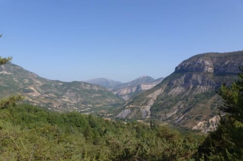 Vue panoramique de la vallée montagnarde depuis la maison d'hôtes Entre Terre Et Ciel à Rémuzat, France