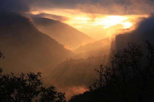 Coucher de soleil sur les montagnes et la vallée brumeuse d'Entre Terre Et Ciel, Rémuzat