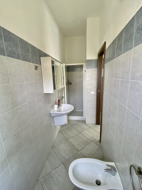room with private bathroom in Olbia, camera con bagno privato a Olbia, 