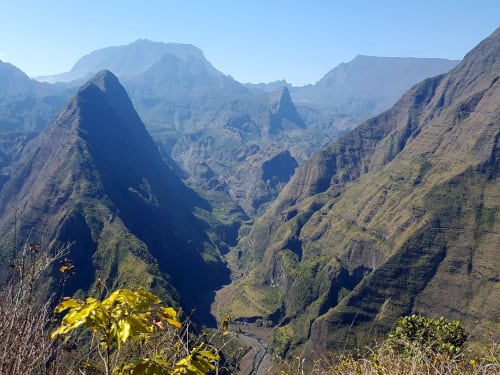 Cirque volcanique spectaculaire avec falaises abruptes et végétation luxuriante à l'Hôtel du Cirque, Cilaos, Réunion