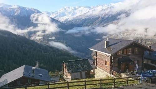 grand chalet avec vue sur les alpes - suisse 