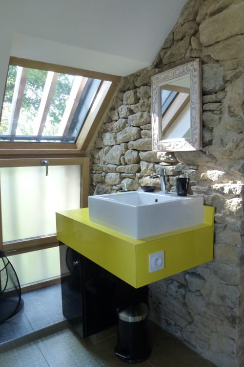Salle de bain originale - Mur de pierre - La Ferm'h