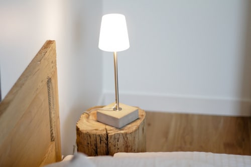 table de chevet en bois - lampe - Gîtes La Ferm'h