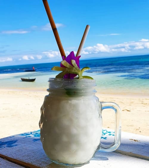 cocktail au coco mer best hôtel île Sainte Marie Madagascar Ecolodge le Ravoraha