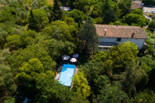 Maison d'hôtes Le Portel des Arnaud vue par drone, cadre paisible et verdoyant