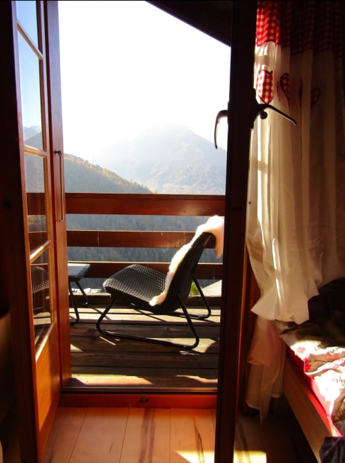 balcon avec vue sur les montagnes - chalet en suisse 