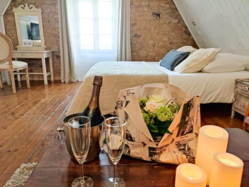 Une soirée romantique dans la Suite Junior: champagne et composition florale à emporter