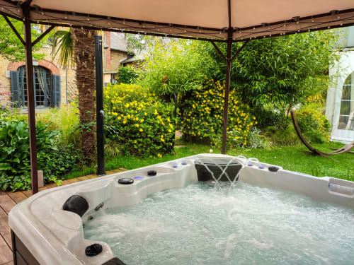 Dans un recoin calme, un superbe jacuzzi reposant