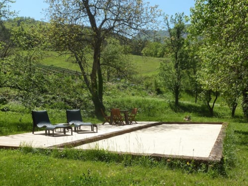 Terrasse de jardin paisible à l'Entre Terre Et Ciel B&B à Rémuzat avec transats et vue sur les montagnes