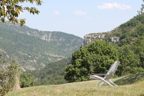 Fauteuil de détente dominant une vallée montagnarde à Entre Terre Et Ciel, Rémuzat France