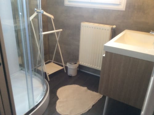 Salle de bain moderne à la Villa 13 à Mers-les-Bains avec douche, lavabo, radiateur et porte-serviettes chauffant