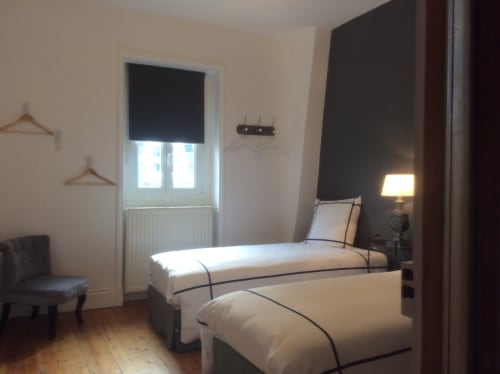 Spacieuse chambre de la Villa 13 à Mers-les-Bains avec lits jumeaux, fenêtre, radiateur et ambiance balnéaire